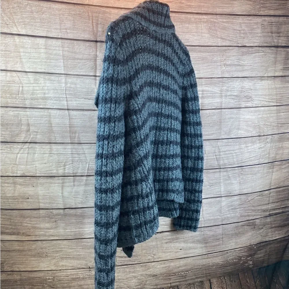 Ladies size medium sweater by Lou and Grey